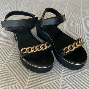 Guess black leather chunky platform sandals gold curb chain toe accent size 9